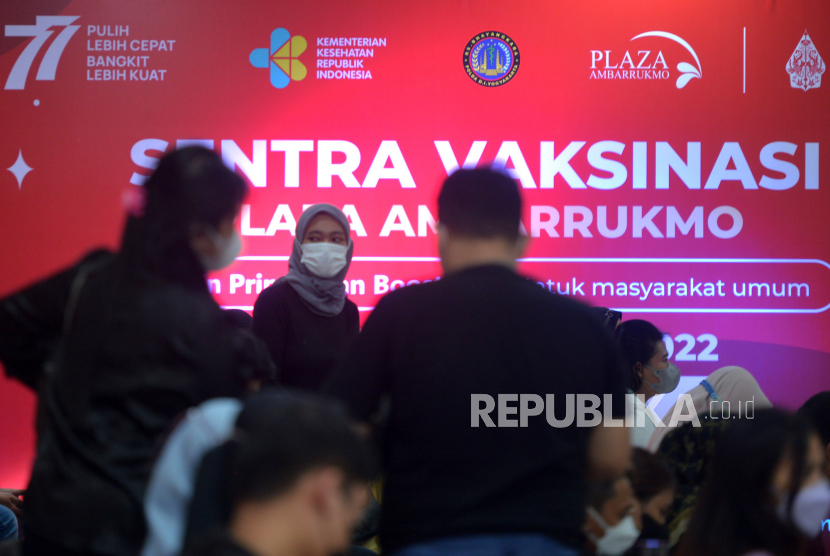 Pengunjung mengikuti vaksinasi Covid-19 booster di Sentra Vaksinasi Plaza Ambarrukmo, Sleman, Yogyakarta. 
