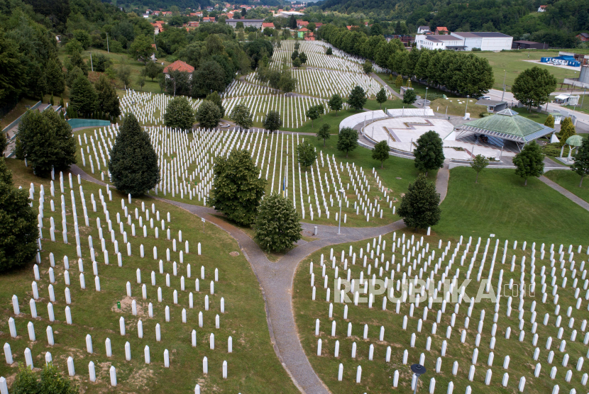 Sembilan Korban Pembantaian Muslim Bosnia Teridentifikasi. Pemakaman Memorial Center di Potocari dekat Srebrenica, Bosnia dan Herzegovina.