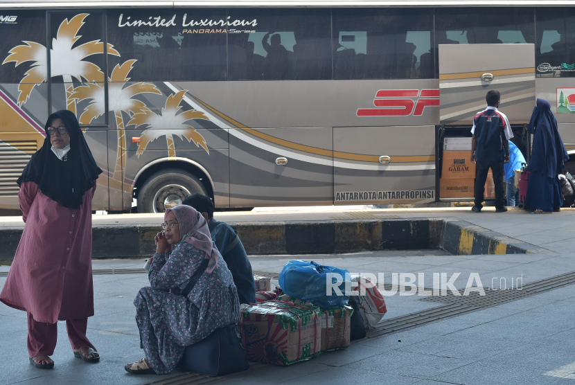 Sejumlah calon penumpang menunggu kedatangan bus di Terminal Terpadu  Pulo Gebang, Jakarta Timur, Rabu (12/4/2023). Menurut data pengelola Terminal Pulo Gebang dari tanggal (7/4) 2.511 penumpang menggunakan 374 bus berangkat dari Terminal Terpadu Pulo Gebang untuk. mudik lebih awal. 