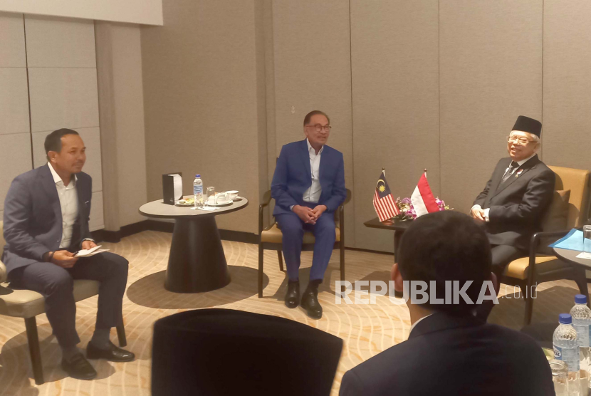 Wakil Presiden KH Maruf Amin bertemu Perdana Menteri Malaysia Anwar Ibrahim di Hotel Hilton, Kuching, Sarawak, Malaysia, pada Selasa (28/11/2023). 