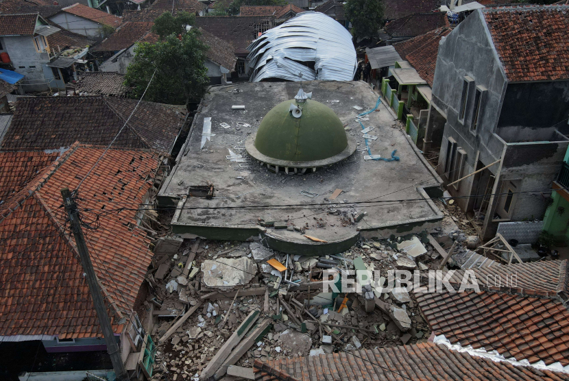Foto udara masjid yang roboh di Kampung Kadudampit, Rancagoong, Cianjur, Jawa Barat, Selasa (22/11/2022). Menteri PUPR Basuki sebut jalur Cianjur-Cipanas yang rusak akibat gempa sudah dibuka.