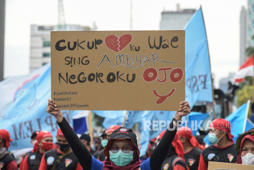 Pengunjuk rasa membentangkan poster di kawasan Patung Kuda, jakarta, Rabu (10/11/2021). Aksi dari berbagai elemen buruh ini menuntut kenaikan upah sebesar 7-10 persen dan pencabutan omnibus law dan PKB tanpa omnibus law. 