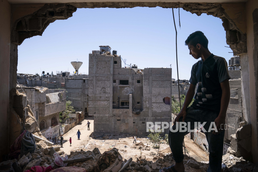 Mesir Letakkan Batu Pertama Pembangunan Perumahan di Gaza. Mahmoud Al-Masri, 14, berdiri untuk potret di kamar tidurnya yang rusak ketika serangan udara menghancurkan gedung tetangga sebelum gencatan senjata yang menghentikan perang 11 hari antara penguasa Hamas Gaza dan Israel, Rabu, 26 Mei 2021 , di Beit Hanoun, Jalur Gaza.