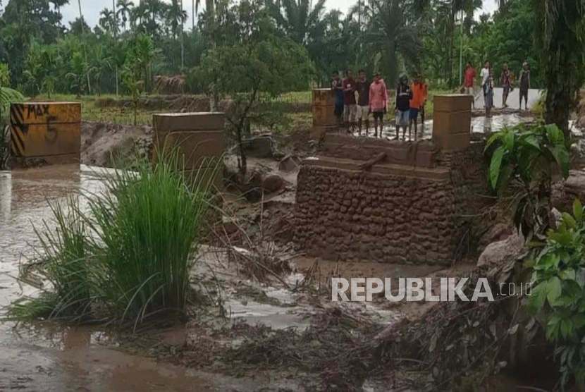 Jembatan terputus di Nagari Malampah, Kecamatan Tigo Nagari, Kabupaten Pasaman karena terjangan banjir bandang, Rabu (22/2/2023) sore WIB
