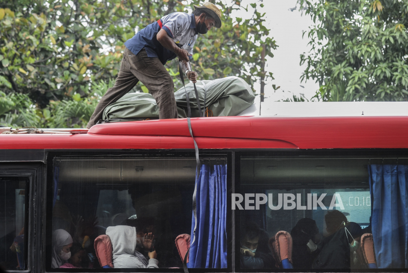 Sejumlah pemudik menaiki bus di Terminal Kampung Rambutan, Jakarta, Sabtu (30/4/2022). 