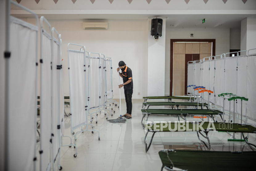Petugas membersihkan  ruang isolasi pasien Covid-19 di Gelanggang Olahraga Remaja Matraman, Jakarta Timur, Rabu (14/7). Gor Matraman akan dijadikan tempat isolasi pasien Covid-19 dengan status Orang Tanpa Gejala (OTG) dengan daya tampung sebanyak 50 orang. Republika/Thoudy Badai