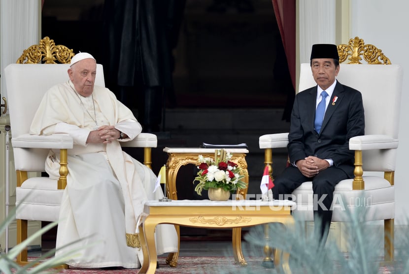 Presiden Joko Widodo (kanan) dan Pemimpin Gereja Katolik Dunia Paus Fransiskus melakukan pertemuan di veranda Istana Merdeka, Jakarta, Rabu (4/9/2024). 