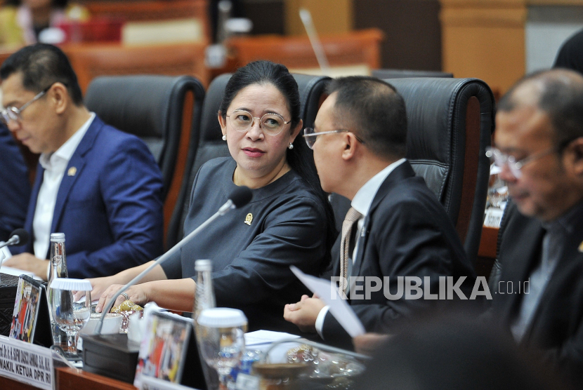 Ketua DPR RI Puan Maharani (kedua kiri) berbincang bersama Wakil Ketua DPR RI Sufmi Dasco (kedua kanan), di Komisi I Gedung DPR Nusantara II, Senayan, Jakarta, Rabu (16/10/2024).