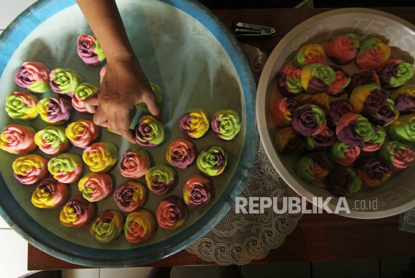 Pekerja menyelesaikan produksi kue kukus mawar di Indramayu, Jawa Barat, Selasa (27/10/2020). Menteri Keuangan Sri Mulyani Indrawati berencana menggratiskan sertifikasi halal untuk Usaha Mikro Kecil dan Menengah (UMKM) untuk mengupayakan Indonesia menjadi produsen produk halal utama di dunia pada 2024 mendatang.