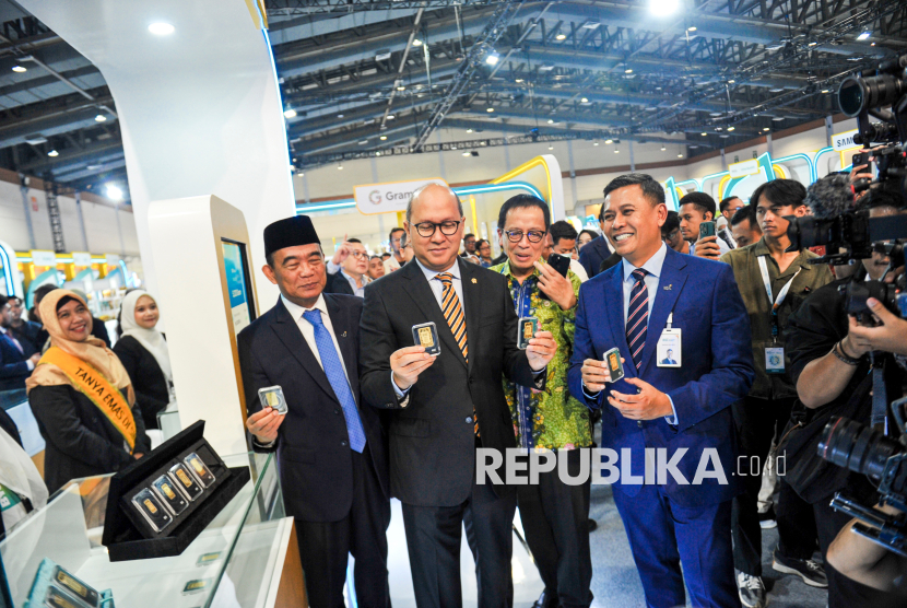 Menteri Investasi & Hilirisasi, Kepala BKPM dan CEO BPI Danantara Rosan Roeslani (kedua kiri) bersama dengan Kepala Eksekutif Pengawas Perbankan merangkap Anggota Dewan Komisioner Otoritas Jasa Keuangan (OJK) Dian Ediana Rae (kedua kanan), Direktur Utama PT Bank Syariah Indonesia Tbk. Anggoro Eko Cahyo (kanan) dan Komisaris Utama PT Bank Syariah Indonesia Tbk Muhadjir Effendy (kiri) berkunjung ke stan BSI Gold usai membuka acara BSI International Expo 2025 di Jakarta International Convention Center, Jakarta, Kamis (26/6/2025). BSI International Expo 2025 yang digelar oleh Bank Syariah Indonesia bersama Danantara kali ini mengusung tema Engaging Indonesia in the Global Halal Industry yang menyajikan beragam pameran produk dari 330 pelaku UMKM binaan BSI, layanan haji umrah hingga pameran keuangan syariah yang diharapkan dapat memperkuat ekosistem ekonomi syariah menuju Indonesia Pemimpin Ekosistem Halal Global. Pameran tersebut berlangsung selama tiga hari pada 26-29 Juni mendatang.