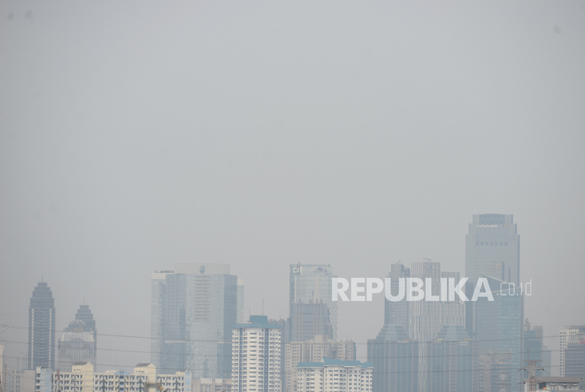 Lanskap gedung bertingkat yang tersamar polusi udara di Jakarta, Kamis (23/6/2022). Pemkot Jakarta Barat serukan industri agar melakukan uji emisi cerobong asap pabriknya untuk mengendalikan polusi udara. 