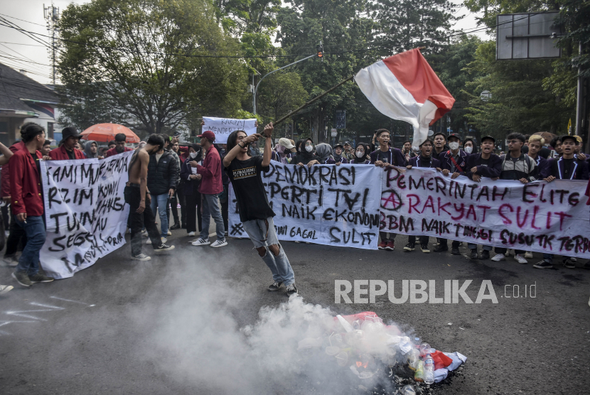 Mahasiswa dari berbagai universitas di Bandung melakukan aksi di depan Gedung DPRD Provinsi Jawa Barat, Jalan Diponegoro, Kota Bandung, Selasa (6/9/2022). Dalam aksi tersebut mereka menolak keputusan pemerintah menaikkan harga bahan bakar minyak (BBM) dan mengimbau pemerintah untuk meninjau ulang keputusan tersebut. Republika/Abdan Syakura