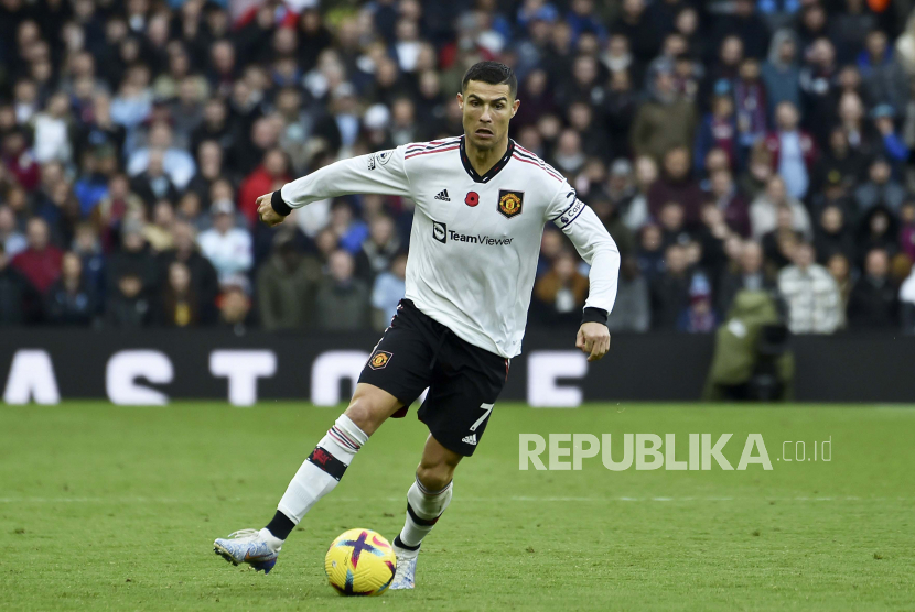 Pemain Manchester United Cristiano Ronaldo berlari dengan bola selama pertandingan sepak bola Liga Primer Inggris. Belum lama ini Ronaldo mengkritik sikap dan profesionalisme pemain muda Manchester United.
