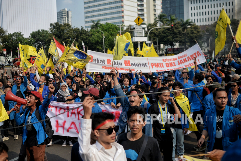 Massa aksi yang tergabung dalam Pergerakan Mahasiswa Islam Indonesia (PMII) melakukan unjuk rasa di kawasan Patung Kuda, Jakarta, Senin (5/8/2022). Dalam aksinya mereka menolak kenaikan harga bahan bakar minyak (BBM).  Republika/Thoudy Badai