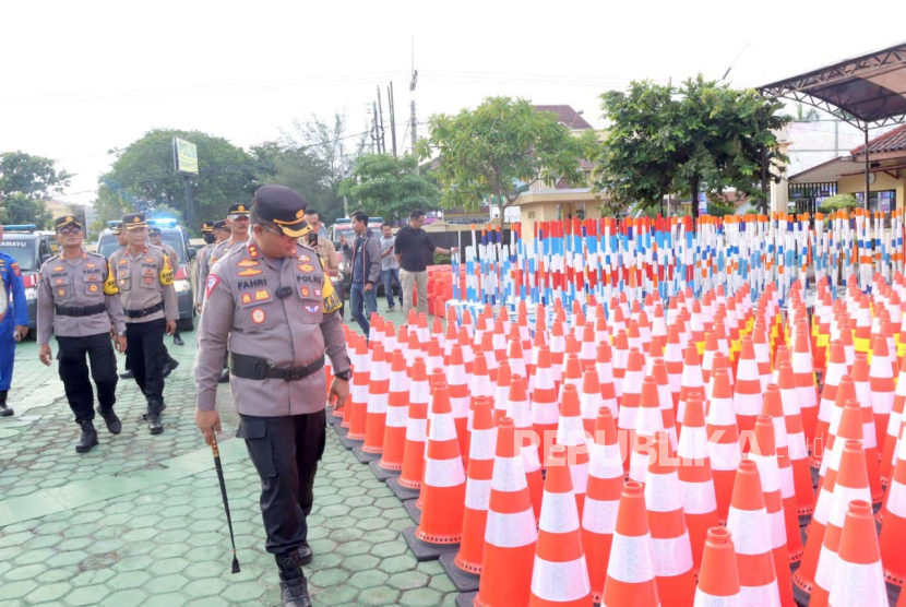 Kapolres Indramayu, AKBP M Fahri Siregar memimpin Apel Sarana Prasarana dan Kendaraan Dinas dalam Rangka Kesiapan Ops Ketupat Lodaya 2024, di Mapolres Indramayu, Selasa (26/3/2024). 