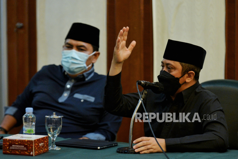 Sekjen PBNU Helmy Faishal Zaini (kiri) dan Ustadz Yusuf Mansur (kanan) saat menyampaikan konferensi pers di gedung PBNU, Jakarta, Selasa (2/3). PBNU mengapresiasi langkah pemerintah yang mencabut lampiran Peraturan Presiden (Perpres) Nomor 10 Tahun 2021 tentang Bidang Usaha Penanaman Modal yang mengatur soal investasi minuman keras. Republika/Thoudy Badai