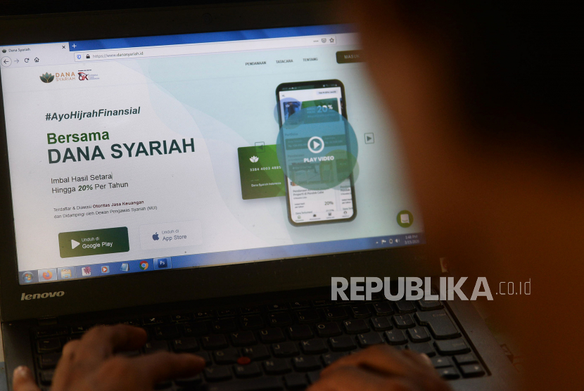 Warga mencoba mengakses salah satu fintech syariah di Jakarta, Indonesia. 