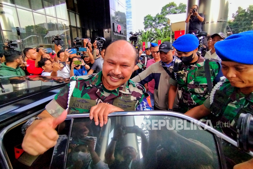 Danpuspom TNI Marsda TNI Agung Handoko berjalan menuju mobil usai mendatangi Gedung Merah Putih KPK, Jakarta, Jumat (28/7/2023).