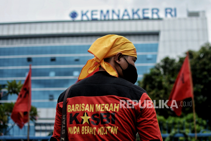 Massa aksi dari berbagai organisasi buruh melakukan aksi unjuk rasa di depan Kantor Kementerian Ketenagakerjaan, Jakarta, Jumat (19/11). Dalam aksinya mereka menuntut kepada Pemerintah untuk menaikan upah mininum sebesar 10 persen pada tahun 2022 dan segera mencabut Surat Edaran (SE) Menteri Ketenagakerjaan tentang penetapan upah minimum tahun 2022.