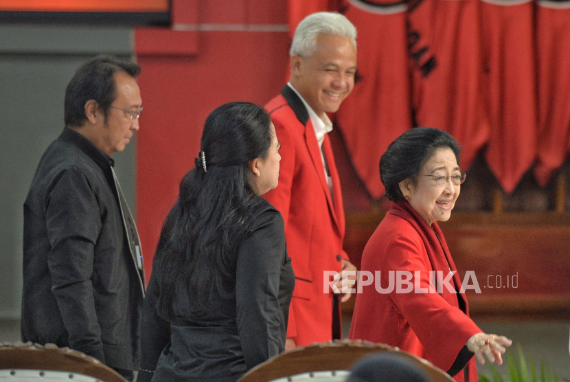 Ketua Umum PDI Perjuangan Megawati Soekarnoputri bersama Calon presiden nomor urut 3 Ganjar Pranowo. Ganjar-Mahfud akan kampanye bareng Megawati di Alun Alun Water pada Ahad besok.