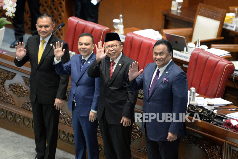 Calon Hakim Konstitusi Arsul Sani (kedua kanan) bersama Wakil Ketua DPR Lodewijk Freidrich Paulus (kiri), Sufmi Dasco Ahmad (kedua kiri) dan Rachmad Gobel (kanan) melambaikan tangan saat berfoto dalam rapat Paripurna DPR Ke-7 Masa Persidangan I Tahun Sidang 2023-2024 di Kompleks Parlemen, Senayan, Jakarta, Selasa (3/10/2022). Dalam rapat paripurnas tersebut DPR mengesahkan Arsul Sani menjadi Hakim Konstitusi menggantikan Hakim Konstitusi Wahiduddin Adams yang memasuki usia pensiun.