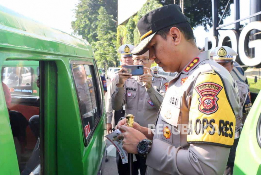 Polresta Bogor Kota bersama Dinas Perhubungan (Dishub) Kota Bogor menggelar pemeriksaan kelaikan kendaraan atau ramcek di Terminal Baranangsiang, Kota Bogor pada Selasa (21/3/2023).