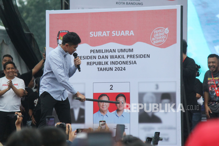 Ketua Umum DPP Partai Solidaritas Indonesia (PSI) Kaesang Pangarep melakukan simulasi pencoblosan saat hadir dalam Kampanye Akbar PSI, di Kiara Arta Park, Kota Bandung, Jumat (26/1/2024). Dalam acara tersebut putra bungsu Presiden Joko Widodo (Jokowi) ini tampil menyapa ribuan massa PSI yang juga simpatisan pasangan capres dan cawapres Prabowo Subianto dan Gibran Rakabuming Raka.