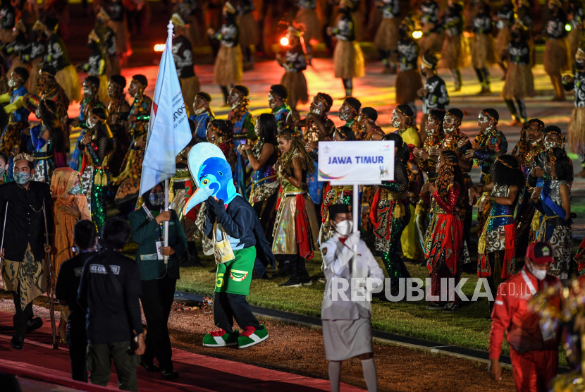 Kontingen Provinsi Jawa Timur mengikuti defile upacara pembukaan Peparnas Papua di Stadion Mandala, Jayapura, Papua, Jumat (5/11/2021). Pembukaan Peparnas Papua tersebut bertemakan Cahaya Kemenangan Dari Timur Papua. 