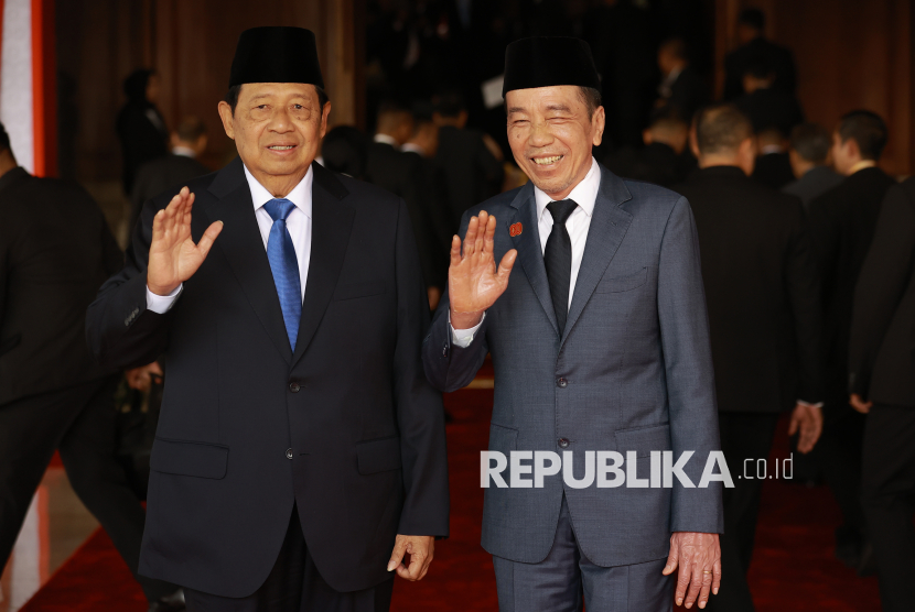 Presiden keenam RI Susilo Bambang Yudhoyono (kiri) dan Presiden ketujuh RI Joko Widodo (kiri) melambaikan tangan setibanya untuk mengikuti Sidang Tahunan MPR RI dan Sidang Bersama DPR-DPD RI Tahun 2025 di Gedung Nusantara, Kompleks Parlemen, Jakarta, Jumat (15/8/2025). 