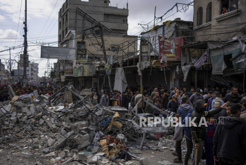 Warga Palestina memeriksa kehancuran pasca serangan Israel di Rafah, Jalur Gaza, Senin, (4/3/2024).