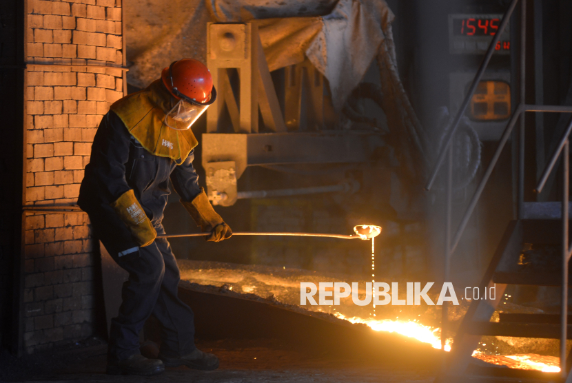 Pekerja mengolah forenikel di smelter Rotary Kiln Electric Furnace (RKEF) Harita Nickel, Pulau Obi, Halmahera Selatan, Maluku Utara, Selasa (16/9/2025). Harita Nickel memiliki tiga smelter dengan 16 lini produksi yang menghasilkan feronikel untuk industri baja nirkarat. 