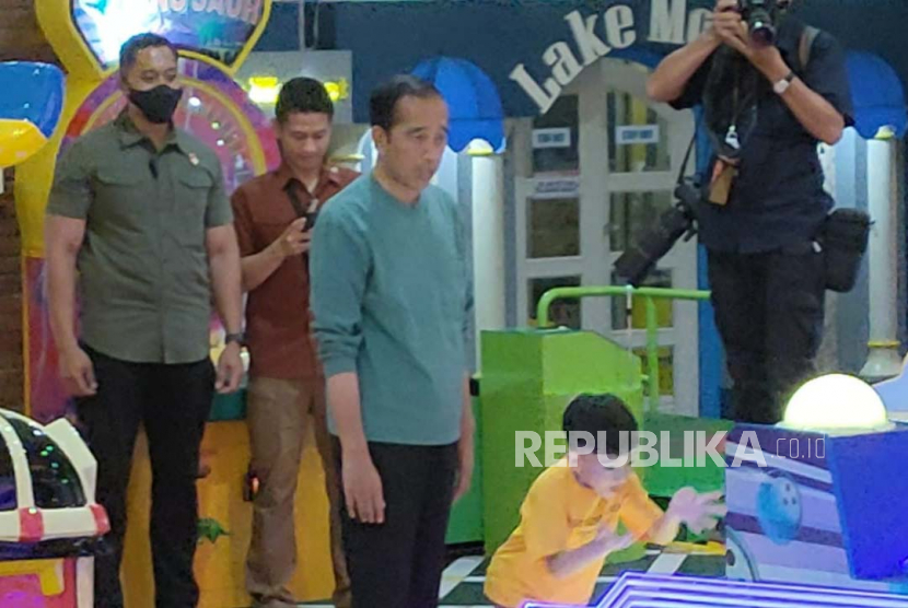 Habiskan waktu dengan keluarga, Jokowi dampingi kedua cucunya bermain di mall solo Paragon, Jumat ,(21/4/2023).