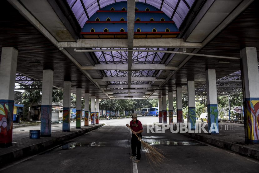 Petugas kebersihan menyapu di area Terminal Leuwipanjang, Kota Bandung, Senin (4/5). Akibat diberlakukannya penerapan Pembatasan Sosial Berskala Besar (PSBB) di sejumlah daerah dan adanya larangan untuk mudik selama pandemi Covid-19, membuat terminal tersebut tidak beroperasi dari 30 April 2020 lantaran tidak ada aktivitas naik dan turun penumpang