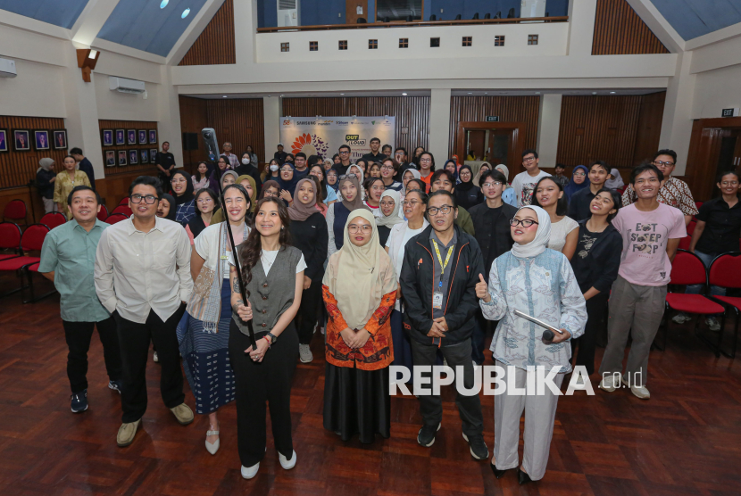 Para pemateri dari berfoto bersama peserta usai sesi talkshow dalam acara Out Loud, Talkshow and Healing Experiences di Aula FISIP UI, Depok, Jawa Barat, Kamis (26/2/2026), yang digelar Republika bersama BKM FISIP UI.