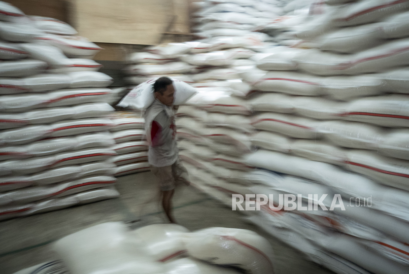 Pekerja memanggul beras di Pasar Induk Beras Cipinang (PIBC), Jakarta, Rabu (18/3/2020). Bapanas mencatat untuk stok beras secara nasional hingga saat ini masih dalam kondisi aman.