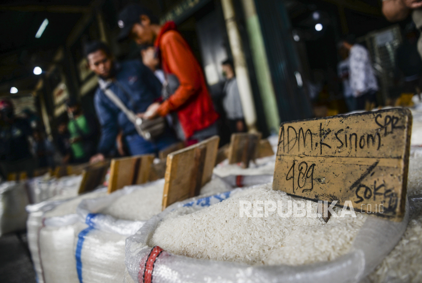 Warga saat akan membeli beras di Pasar Induk Beras Cipinang (PIBC), Jakarta. ilustrasi