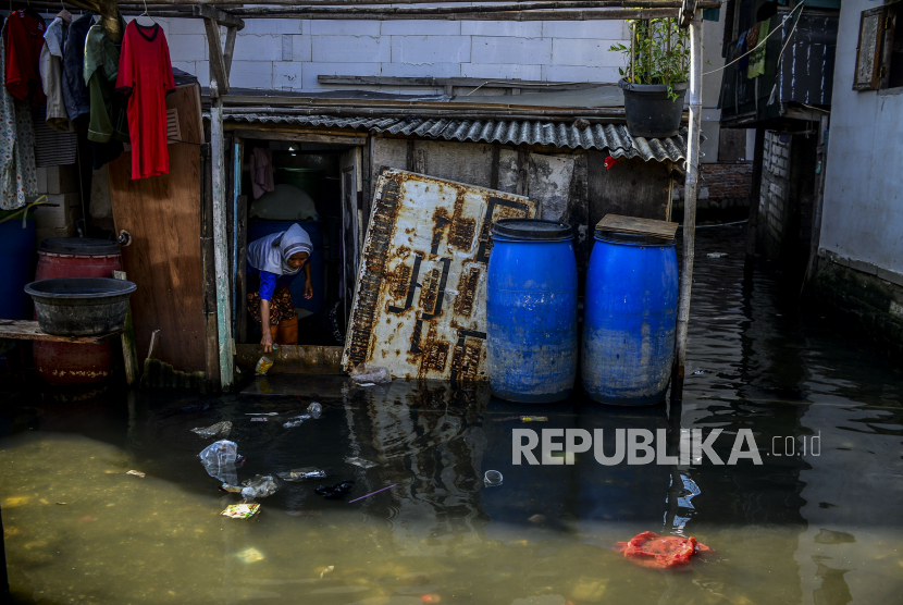 Sebaran penurunan tanah di DKI Jakarta, termasuk di daerah pesisir, dengan kedalaman di atas 10 sentimeter(cm) per tahun terjadi di lima titik pada 2021. (Foto: Banjir rob di Muara Angke, Jakarta)