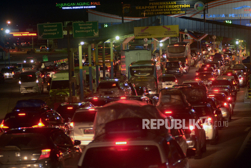Sejumlah kendaraan mengantre di pintu masuk (tol gate) Pelabuhan Bakauheni, Lampung Selatan, Lampung. Ilustrasi.
