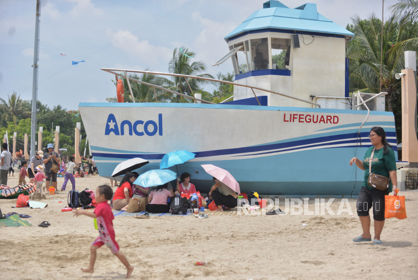 Sejumlah warga berwisata saat libur lebaran di Pantai Lagoon, Ancol Taman Impian, Jakarta Utara, Kamis (11/4/2024).