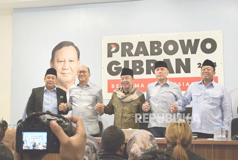 Pengasuh Pondok Pesantren Buntet Cirebon KH Adib Roffiudin Izza menyatakan dukungan kepada calon presiden dan wakil presiden Prabowo Subianto-Gibran Rakabuming Raka di Jakarta, Rabu (3/1/2024). 