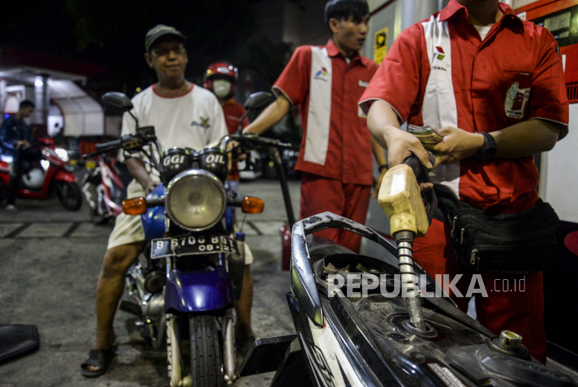 Petugas melayani warga mengisi bensin Pertalite di Jakarta (ilustrasi). PMII menolak rencana kenaikan BBM bersubsidi yang dinilai memberatkan rakyat  