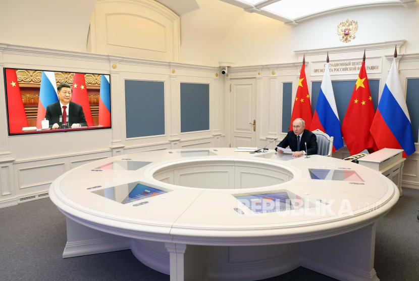 Presiden Rusia Vladimir Putin (kanan) mengadakan pertemuan dengan Presiden Tiongkok Xi Jinping (di layar) melalui konferensi video di Kremlin di Moskow, Rusia, 30 Desember 2022.