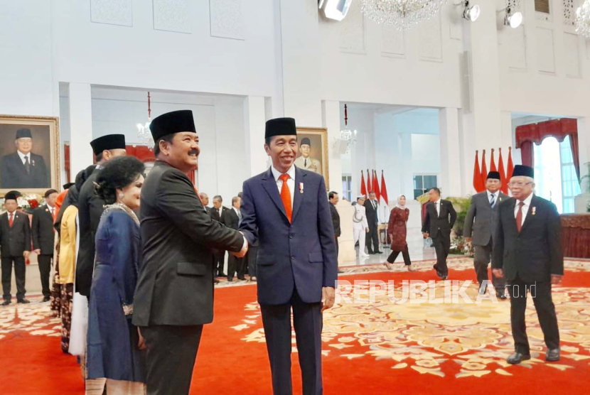 Presiden Jokowi saat melantik Hadi Tjahjanto sebagai Menko Polhukam dan melantik Agus Harimurti Yudhoyono sebagai Menteri ATR/Kepala BPN  di Istana Negara, Jakarta, Rabu (21/2/2024).