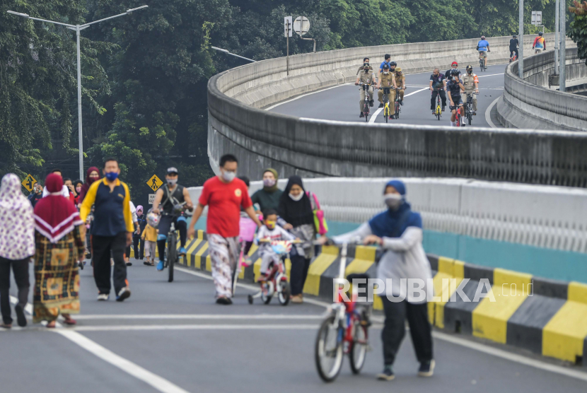 Warga berolahraga saat Hari Bebas Kendaraan Bermotor (HBKB) atau Car Free Day (CFD) di Jalan Layang Non Tol Antarasari, Jakarta, Ahad (28/6/2020). Pemerintah menegaskan tidak melarang olahraga, namun kerumunan sebelum hingga setelahnya.