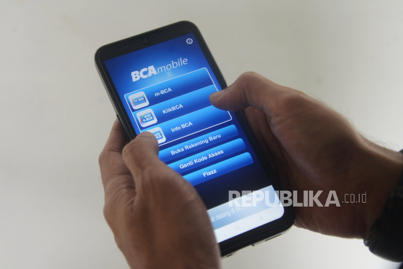 Nasabah menggunakan BCA mobile di Jakarta, Senin (24/7/2023)