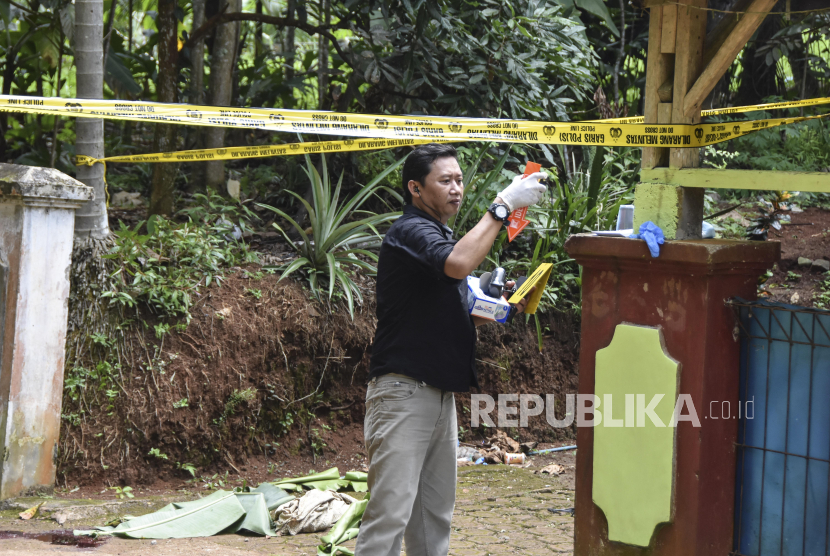 Personel Inafis Polres Ciamis melakukan olah Tempat Kejadian Perkara (TKP) kasus mutilasi di Ciamis, Jawa Barat. Polisi sebut motif mutilasi di Ciamis belum diketahui karena tersangka masih reaktif.