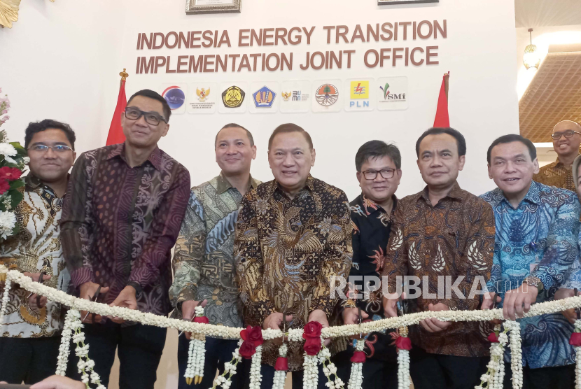 PLN (Persero) bersama Satuan Tugas Transisi Energi Nasional (Satgas TEN) meluncurkan rumah bersama Indonesia Energy Transition Implementation Joint Office  untuk mempercepat upaya transisi energi di Indonesia pada Rabu (17/1/2024). 