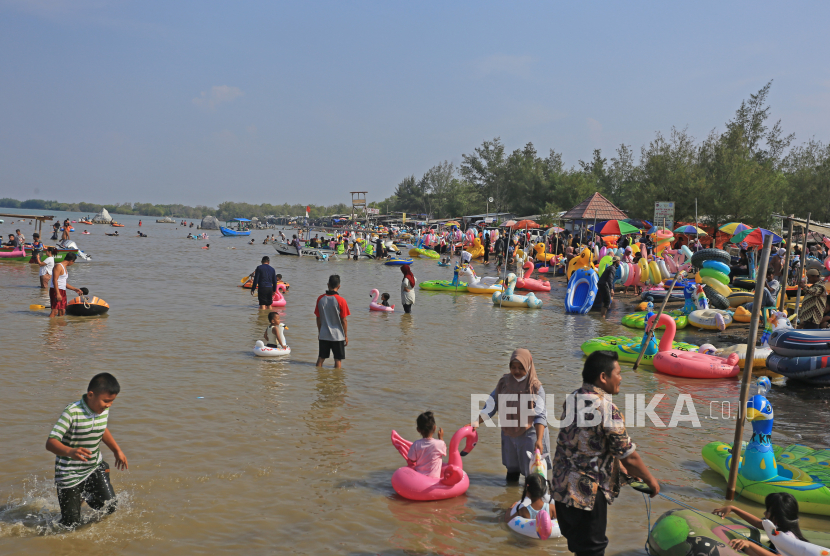Sejumlah pengunjung menikmati suasana di kawasan wisata Pantai Karangsong, Indramayu, Jawa Barat, ilustrasi