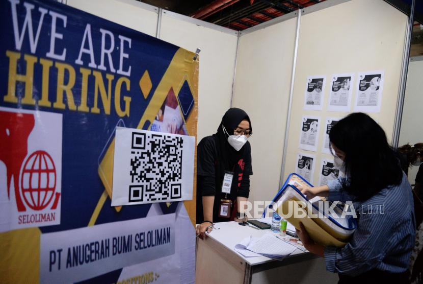Warga mencari informasi lowongan pekerjaan saat Jakarta Job Fair di kawasan Blok M, Jakarta (ilustrasi).