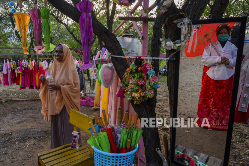 Seorang pelaku usaha kecil menunggui jasa penyewaan kostumnya di salah satu tempat wisata alam di Palu, Sulawesi Tengah, Ahad (30/8). Wakil Presiden, KH Ma'ruf Amin meminta Menteri Pariwisata dan Ekonomi Kreatif, Sandiaga Salahuddin untuk segera memulihkan sektor pariwisata dan ekonomi kreatif.